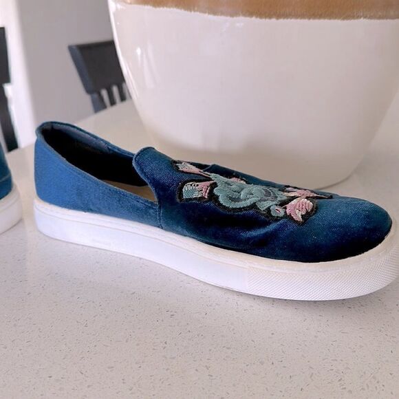 Dirty Laundry Slip Ons Loafers Blue Velvety Floral 9/40 Artsy Colorful Fun - Picture 2 of 13